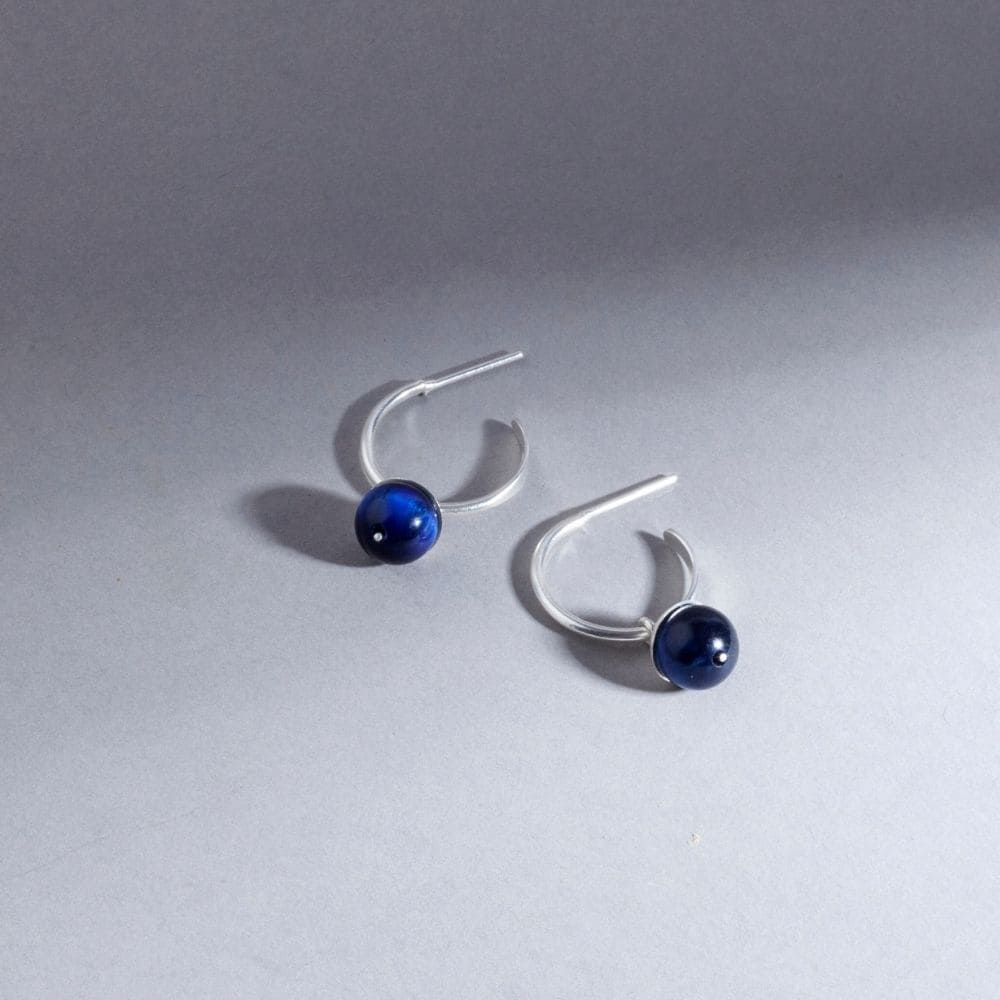 Aretes Nebula Mini Silver Mujer Con dijes de ónix o ágata azul mujer moderna estilo minimalista contemporaneo