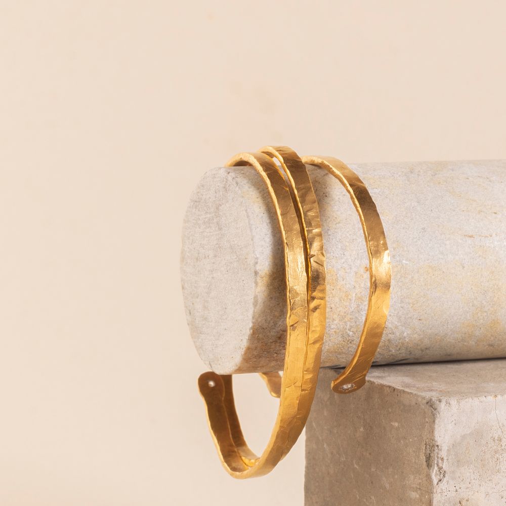 Pulsera con textura martillada sobre el metal, elaborada a mano